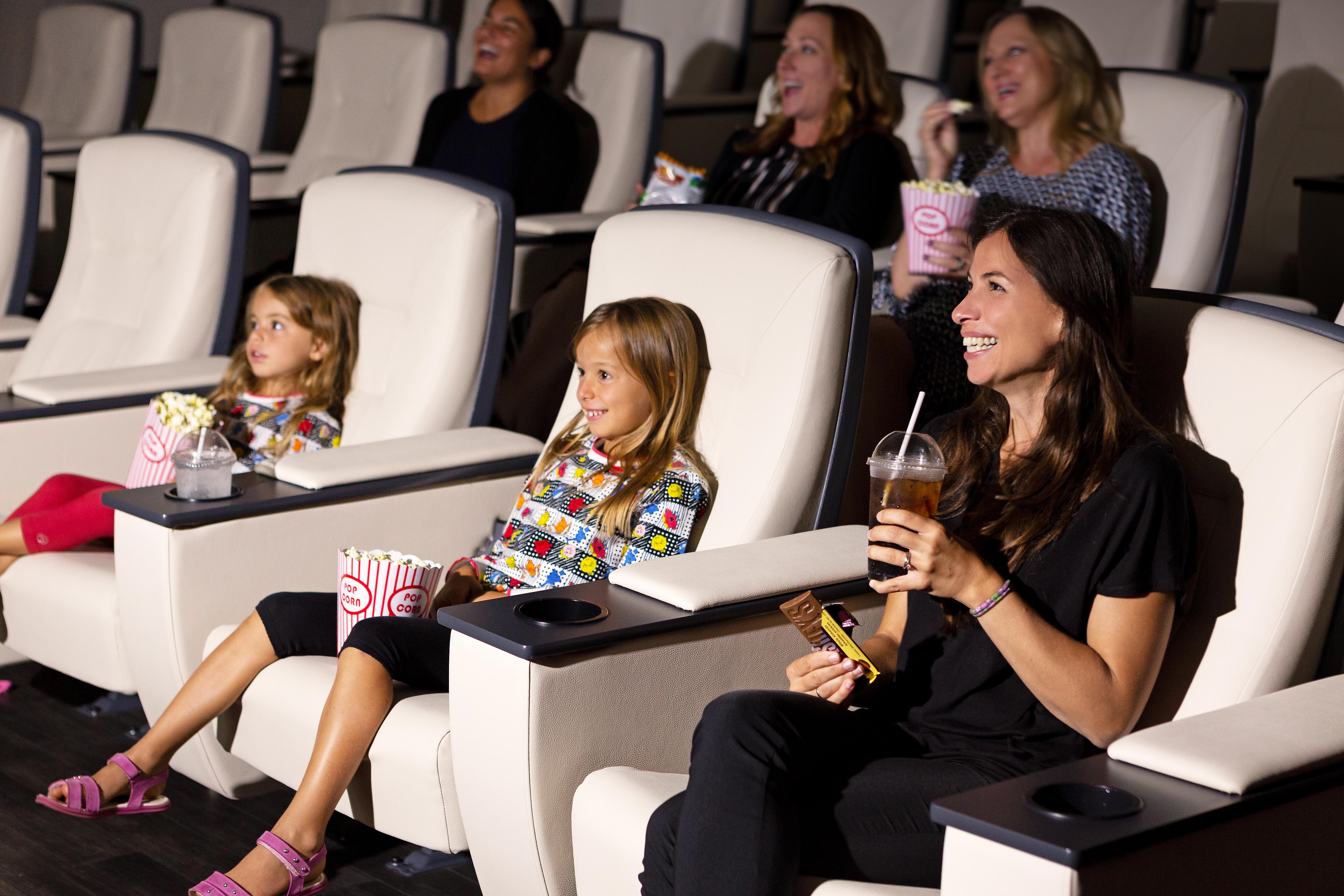 Hotel X Toronto, A Destination By Hyatt Hotel Esterno foto Moviegoers at a movie theater